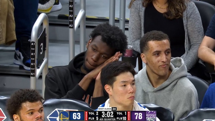 勇士夏联首战 怀斯曼在场边做出库里“晚安安”经典动作