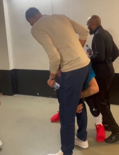 瘦了？卢卡见司机后飞奔抱住大腿 司机则在其肚子上偷偷捏了一把