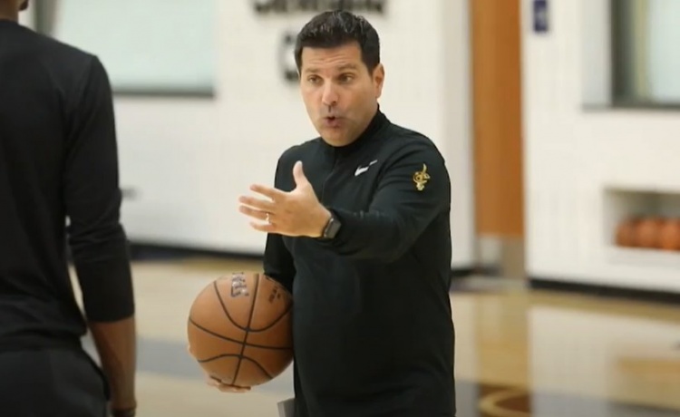 名记：老鹰将聘请迈克-隆加巴迪担任球队助教一职