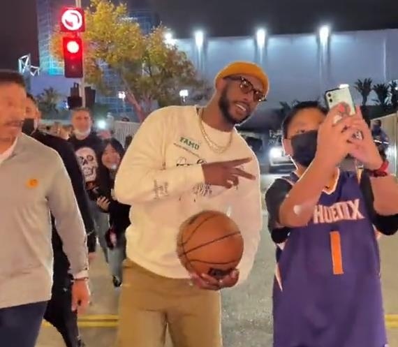 球迷称第一天就是保罗粉丝！保罗：我第一天打球你还没出生?