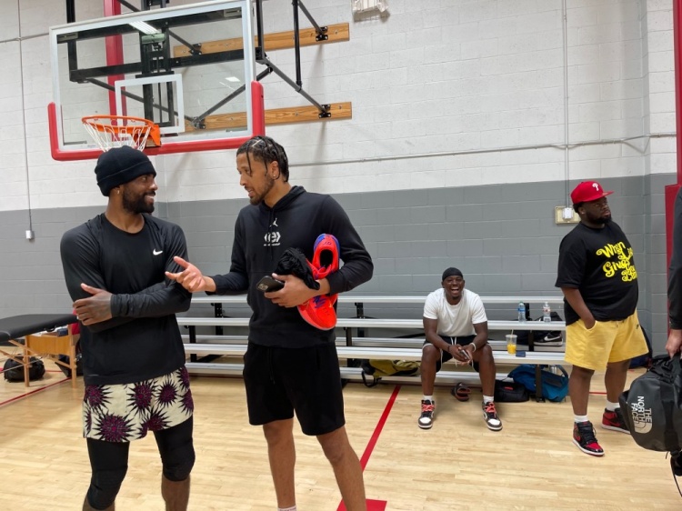 喜笑颜开！知名训练师晒欧文&康宁汉姆在训练场合照