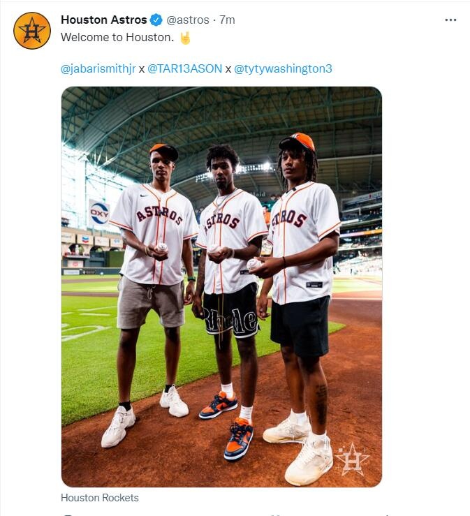 火箭队三新秀为同城棒球队开球 太空人官推：欢迎来到休斯敦