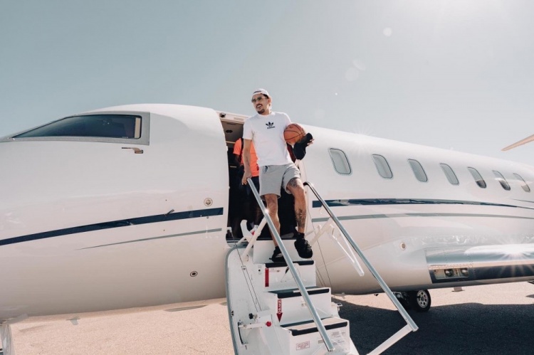 坚持训练！特雷-杨晒照：坐✈️去?