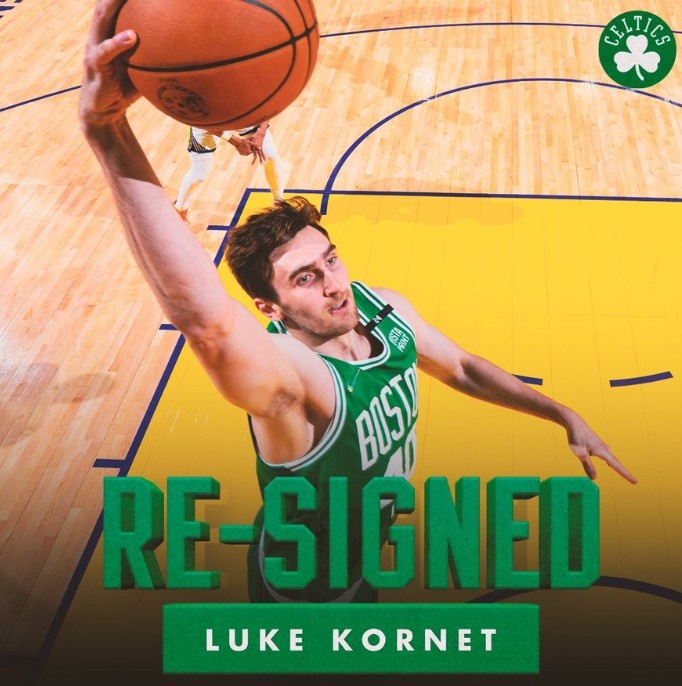 绿军官方:球队正式签下中锋卢克-科内特