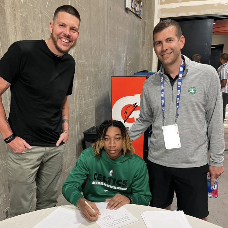 绿军官方：球队正式与今年53号秀JD-戴维森签下一份双向合同