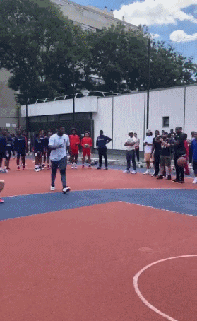 ?瘦了不少!锡安野球场轻松完成360度转身单手劈扣