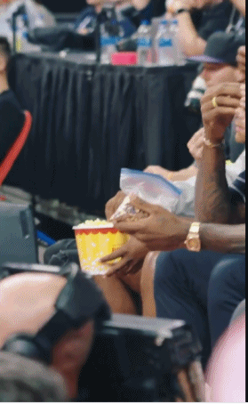 詹姆斯夏联赛场吃杏仁!B/R打趣:亿万富翁自带零食观赛