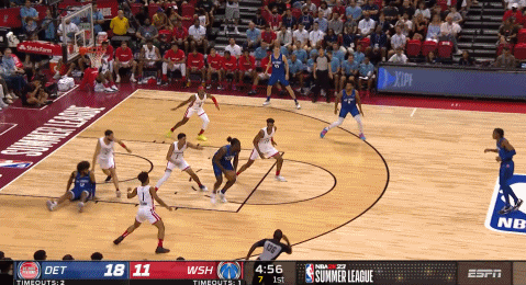 惊鸿一瞥!五号秀艾维5分钟贡献11分2助 遭恶犯崴脚退场