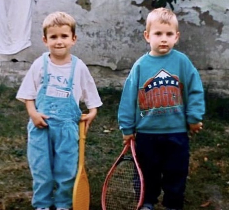 一定是特别的缘分！塞尔维亚记者晒约基奇5岁穿掘金运动衫照片