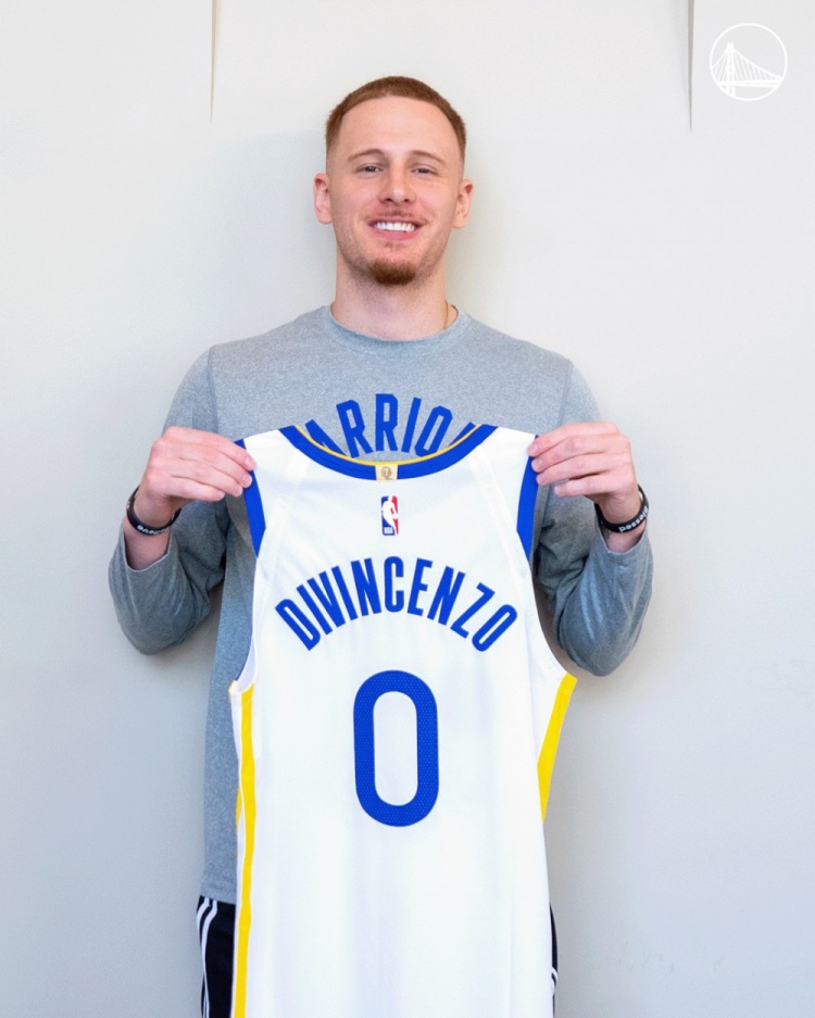 0️⃣！勇士官推晒新援迪文岑佐手持0号球衣照