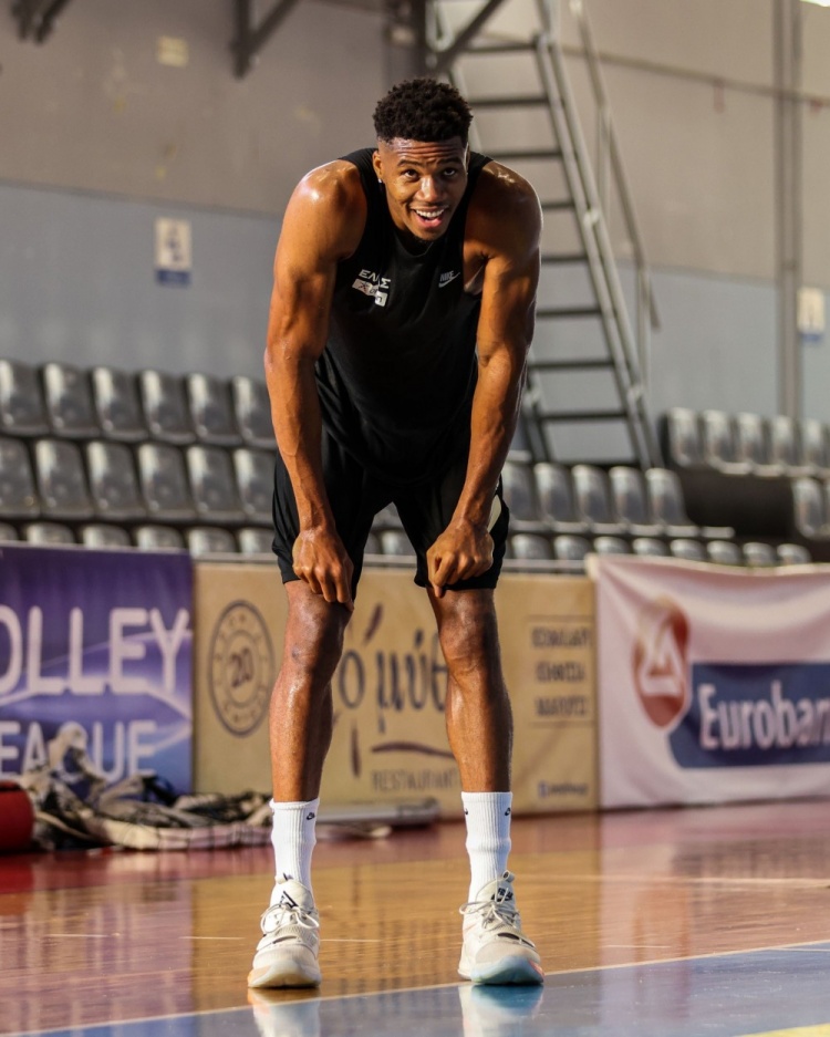 字母哥晒随希腊队训练照：想要的东西需要通过奋斗去获得