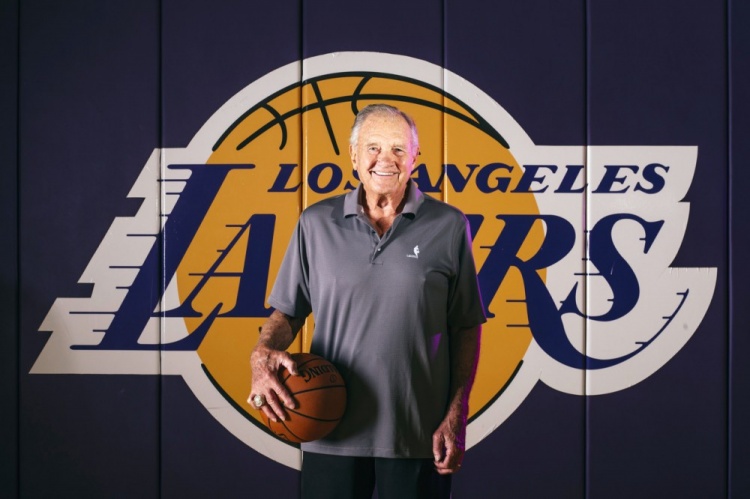 致敬幕后英雄!供职湖人54载,波特卡终成湖人辉煌缔造者