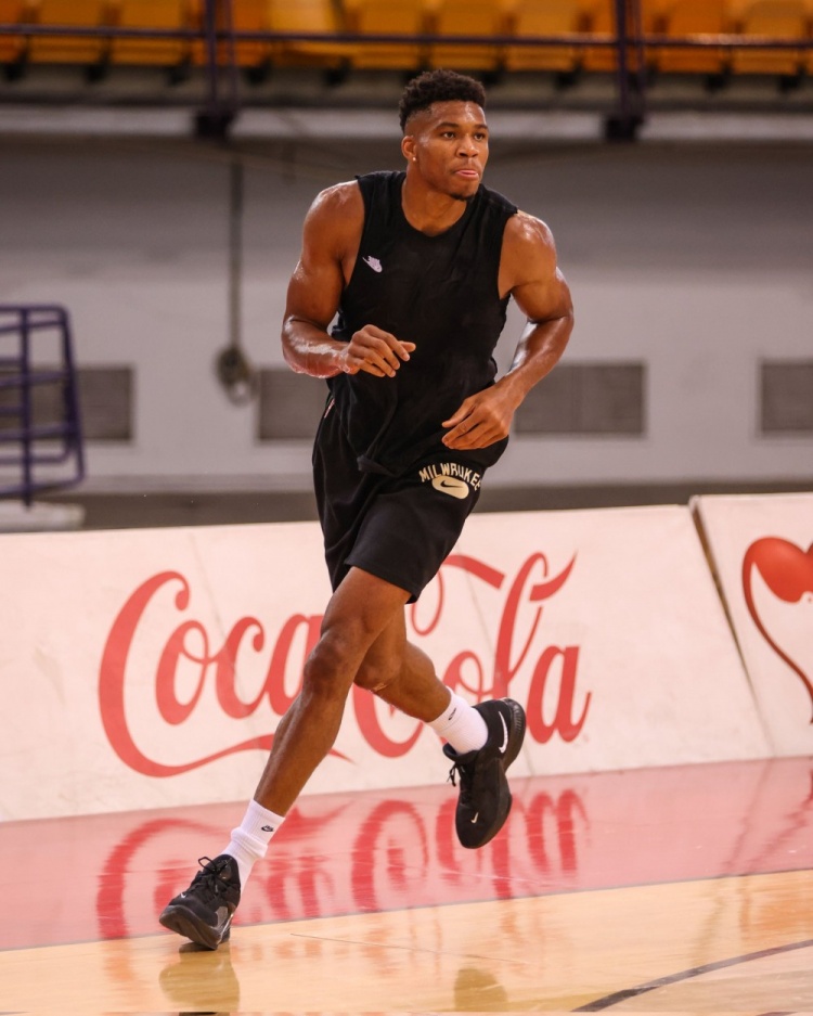 天道酬勤！雄鹿球星字母哥推特晒今日训练照：⏳?