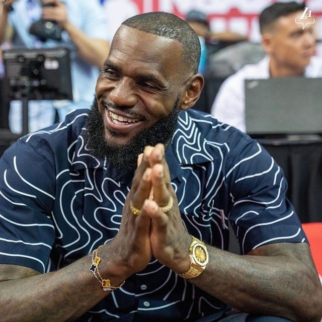 詹姆斯晒照:当周围的消极情绪试图阻挡我的快乐时 我要张嘴大笑