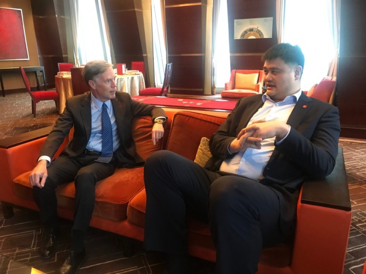 姚明与美国驻华大使尼古拉斯围绕着体育&篮球等进行了友好交流