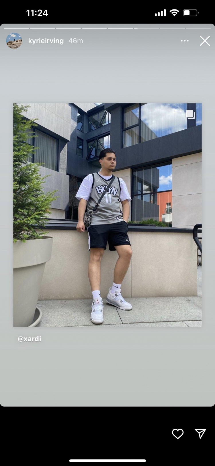 何意?欧文社媒晒出两张球迷身穿其11号篮网球衣的图片