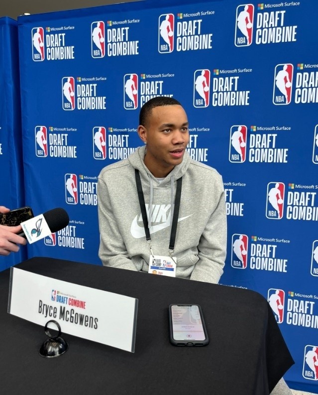 三分神准！黄蜂新秀麦戈文斯全场三分6中5 得到24分2板1助攻