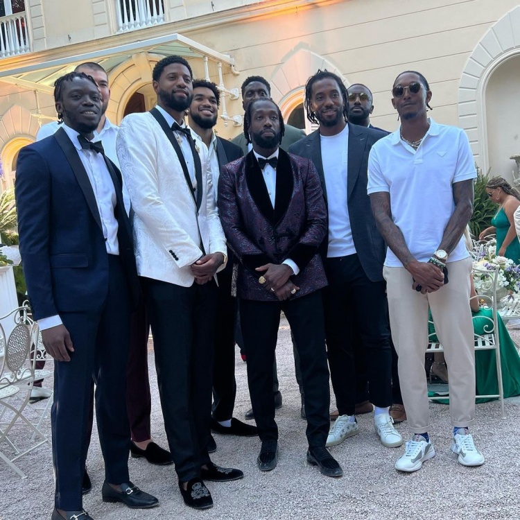 路威晒乔治婚礼上NBA球员合影:贝弗利C位