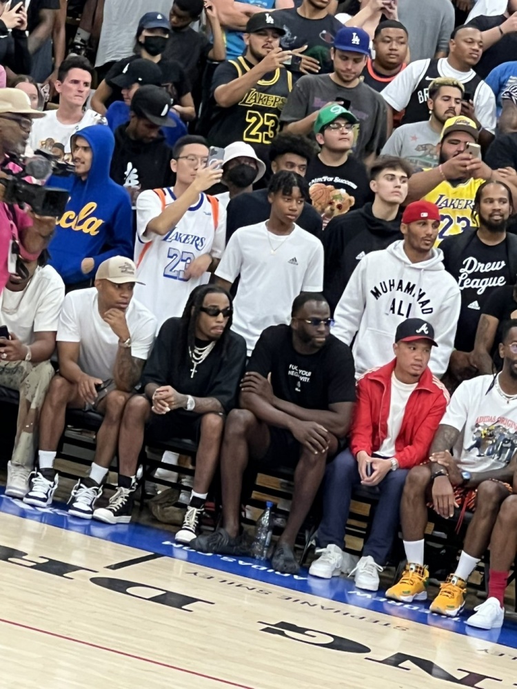 这个热闹怎么能缺了我？追梦现身德鲁联赛看球