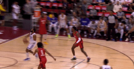 禁飞区!国王球员挑战贾巴里-史密斯欲隔扣 遭遇单手揽月封盖