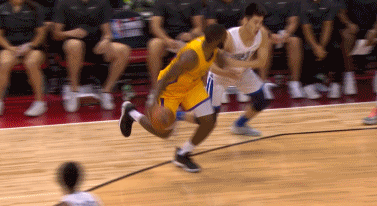 湖人布朗突破伸手打到郭昊文脸部 被吹一级恶意 郭昊文两罚一中