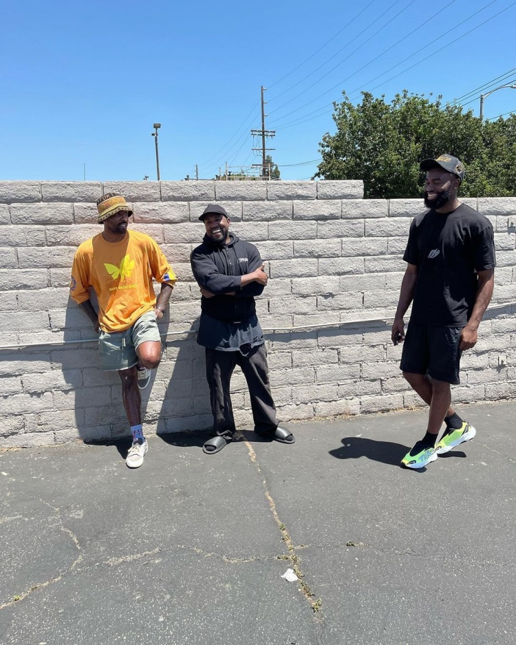 杰伦-布朗晒照 与坎爷&前队友欧文一起出街