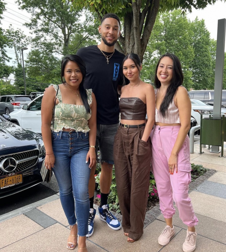 人气很高!网媒晒本-西蒙斯在纽约街头与三位女球迷合影