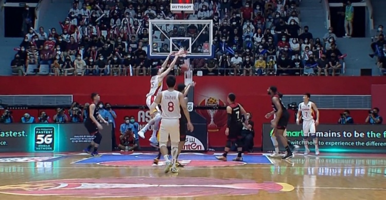 Boom!孙铭徽底线发球 直接助攻周琦双臂隔扣!