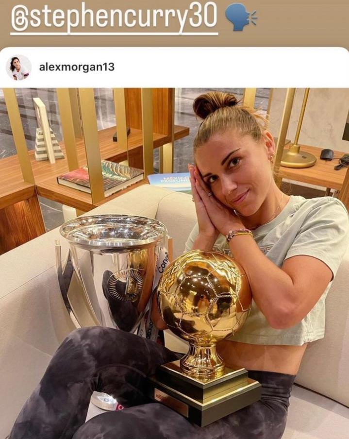 美国女足夺得中北美锦标赛冠军!阿莱克斯-摩根晒“晚安安”庆祝