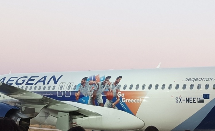 字母哥形象出现在爱琴海航空飞机涂装上 后者为希腊国家队赞助商