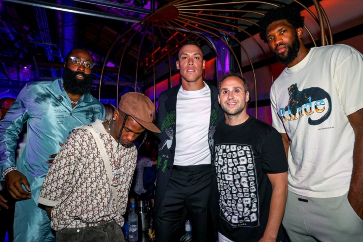 哈登晒与恩比德一同参加派对照@富豪鲁宾:你真的很懂如何开趴