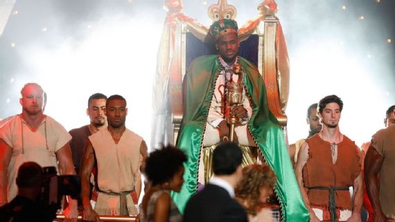 库里:我和詹是唯二主持过此秀的NBA球员 但他是输掉总决赛来的