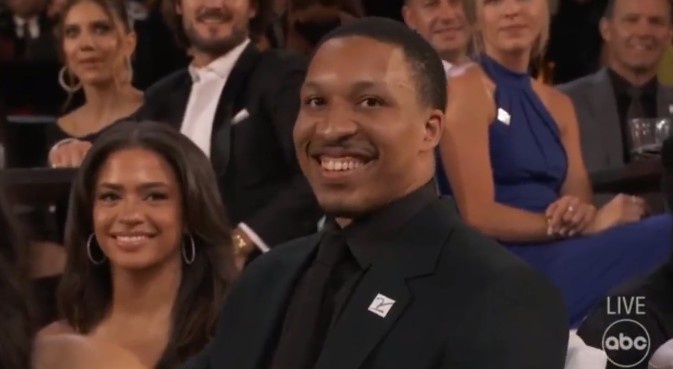 库里调戏格威：我的绿衣服待会可以借你穿 戒指也可以借你戴~