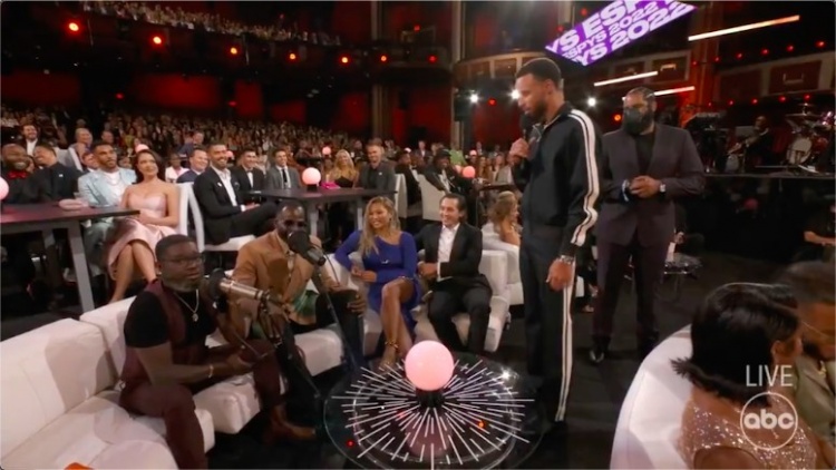 追梦发推：历史最佳球员库里主持了今日ESPY颁奖典礼 哇哦！！