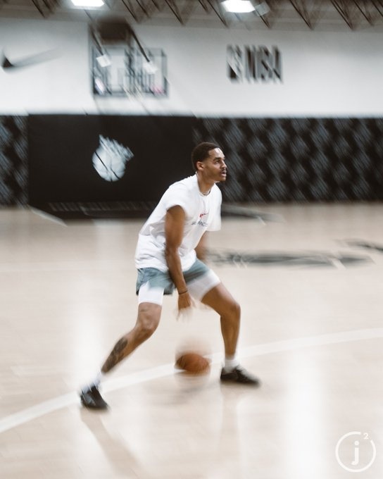 回应格威言论！私人摄影师晒普尔训练照：很有纪律性