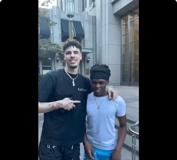 ?终于等到你!黄蜂小球迷如愿见到三球 上次蹲守三球偶遇乔丹