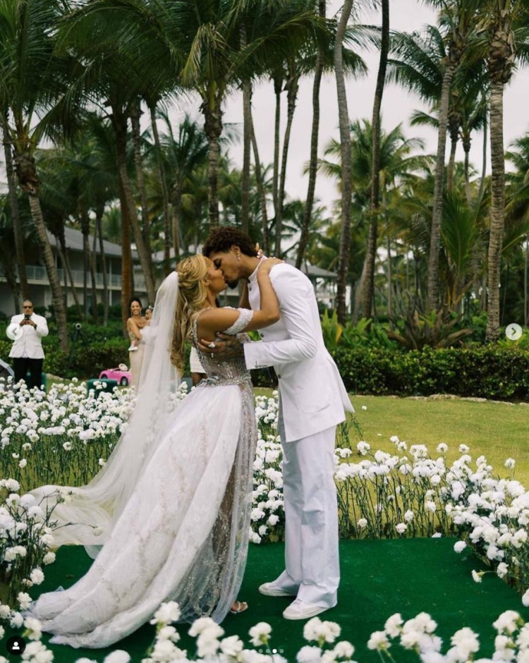 这家伙真帅！乌布雷已与未婚妻完婚并晒出结婚照