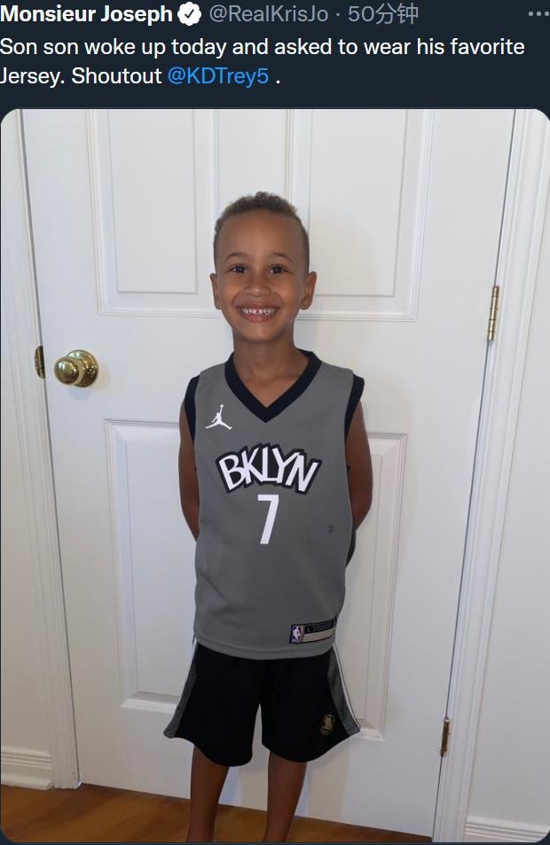 网友:儿子今天起来就要求穿最喜欢的KD球衣 后者:向你致意