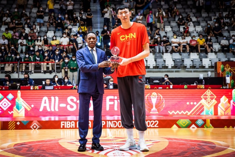 实至名归！周琦入选本届亚洲杯最佳阵容！