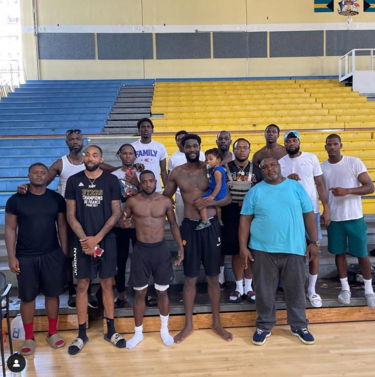 艾顿晒在家乡训练场与亲友合照：家庭最重要