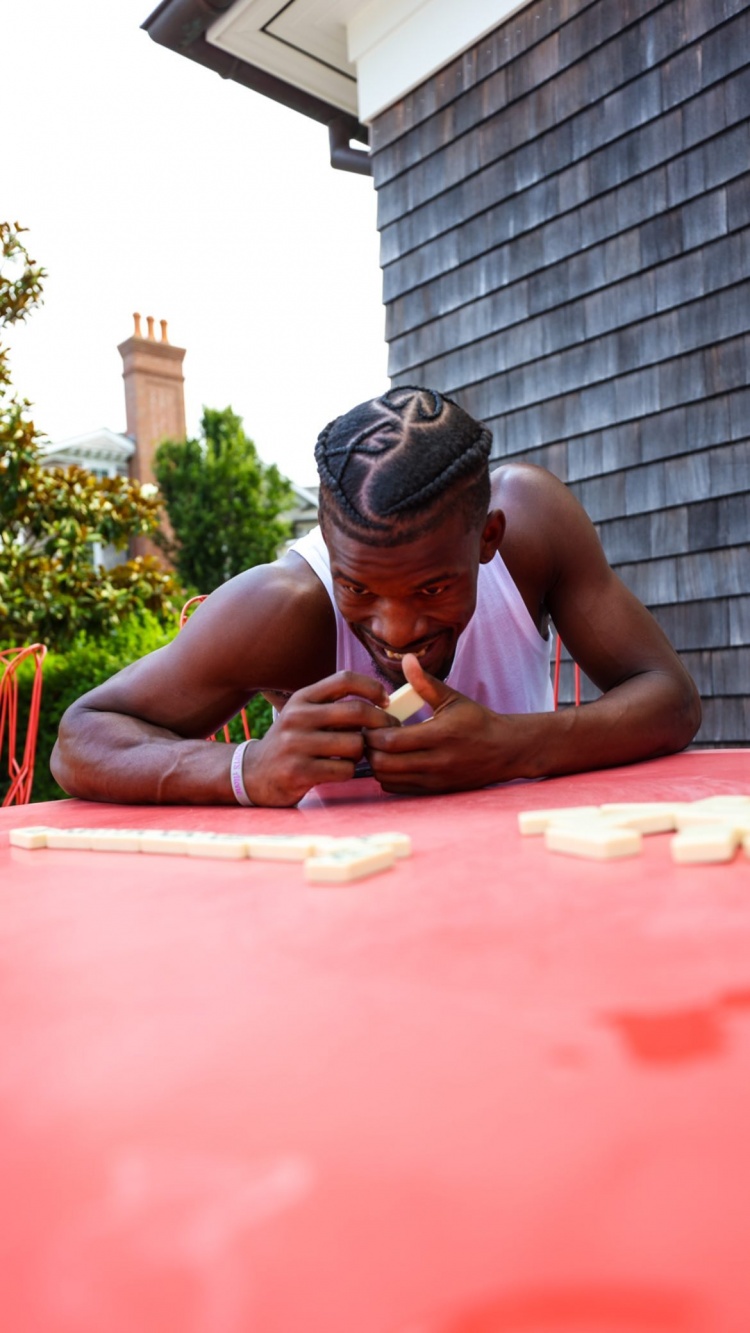 这又在玩什么?巴特勒与朋友玩桥牌 获胜后伸臂庆祝肌肉线条醒目