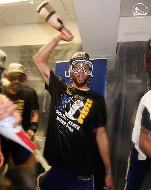 勇士官方晒出库里喷香槟照:40天过去了 我们仍然是冠军!