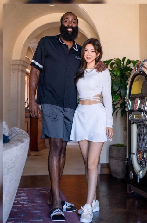 美媒晒出哈登近日与周玲安合照 看起来比之前瘦了不少!