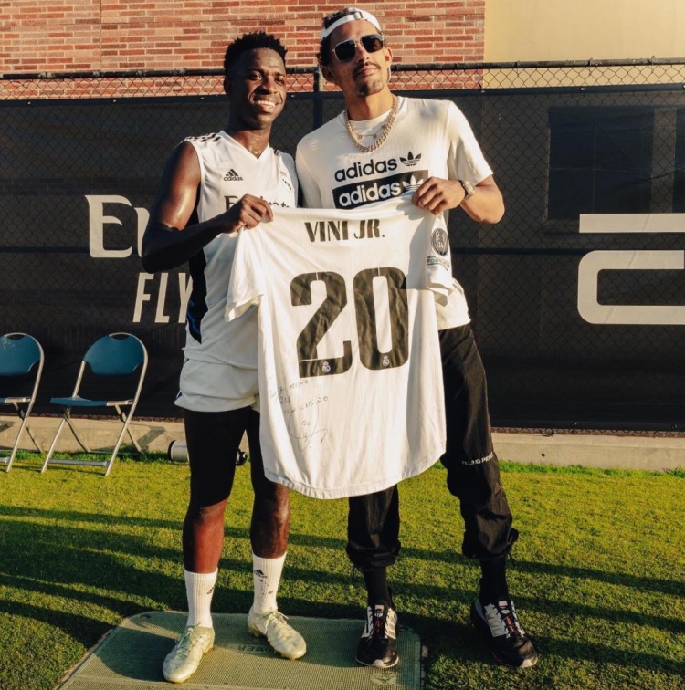 特雷-杨晒与维尼修斯等皇马球员合照:等不及看比赛了