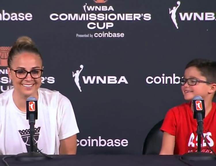 哈蒙赛后带儿子参加发布会：他是训练馆老鼠 也是普拉姆的球迷