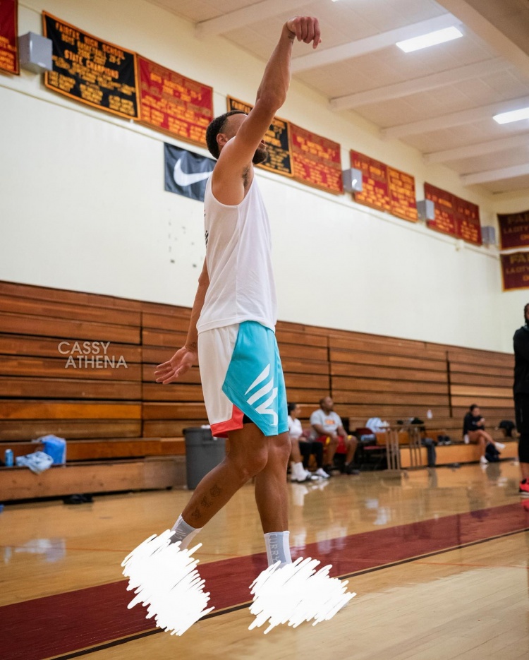 穿的啥?摄影师晒库里近期训练照 未发布球鞋被打马