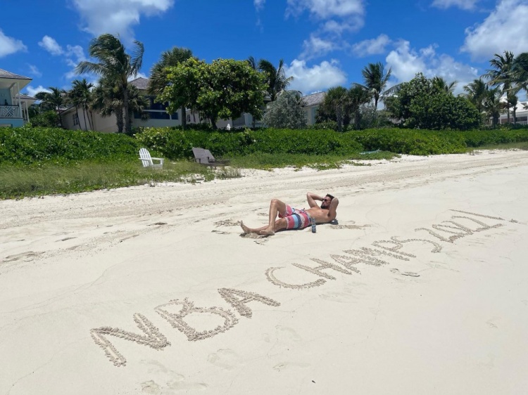 克莱回老家海边晒太阳 不忘在沙滩上写下“NBA总冠军”