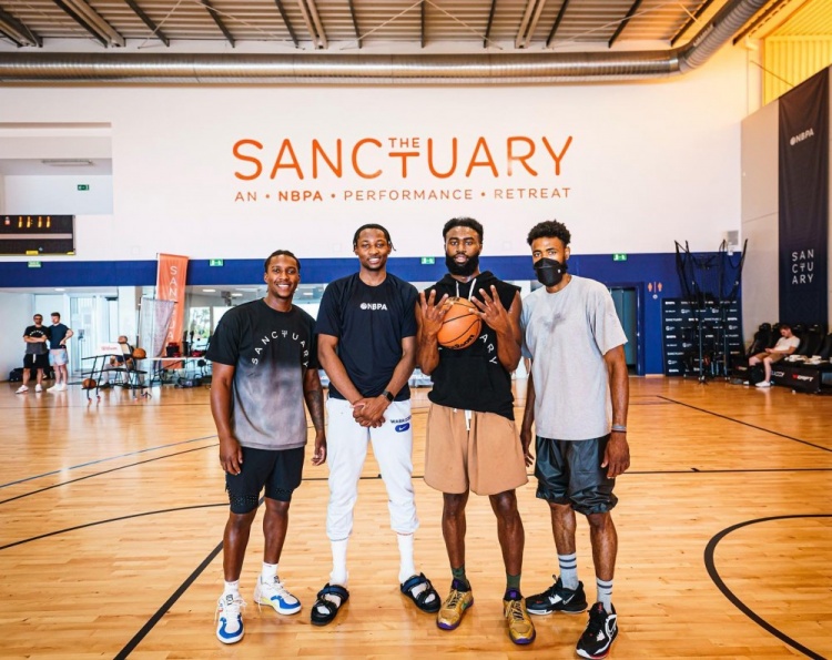 场外是朋友~ 杰伦-布朗在西班牙训练馆跟库明加合影