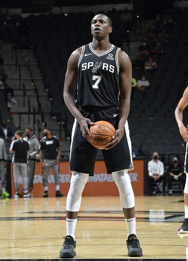 Shams：自由球员中锋吉昂已同意与马刺签约一年合同