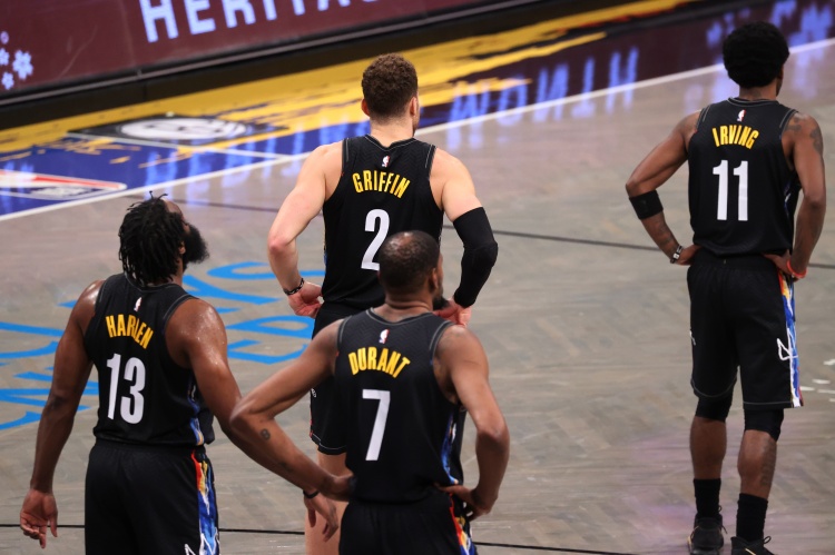 讨论| 休赛期至今输赢家：篮网惨亏 勇士小削 76人大赚 湖人待定